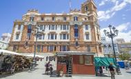 Plaza de las flores y edificio de Correos