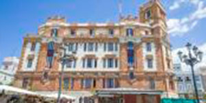 Plaza de las flores y edificio de Correos